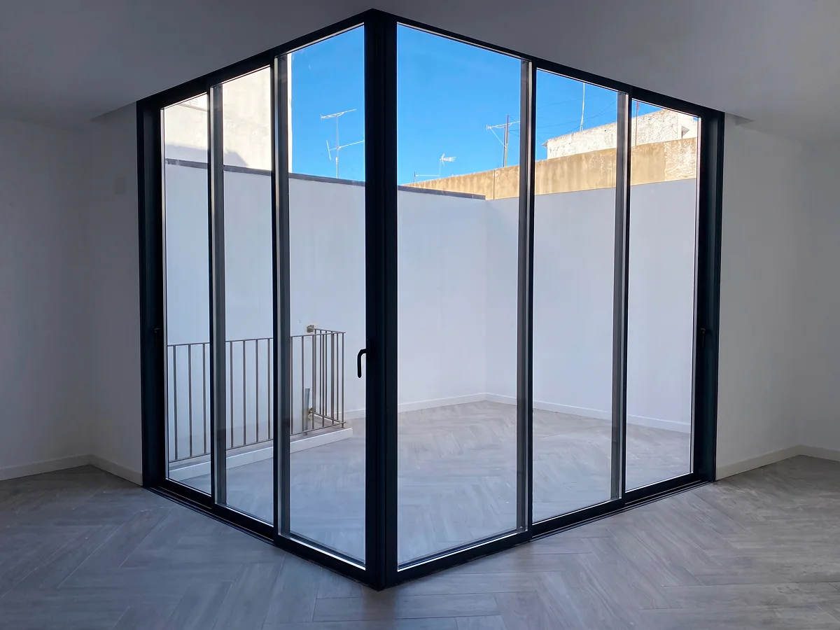 Cerramientos de terrazas y cortinas de cristal a medida de SALCOPLUS