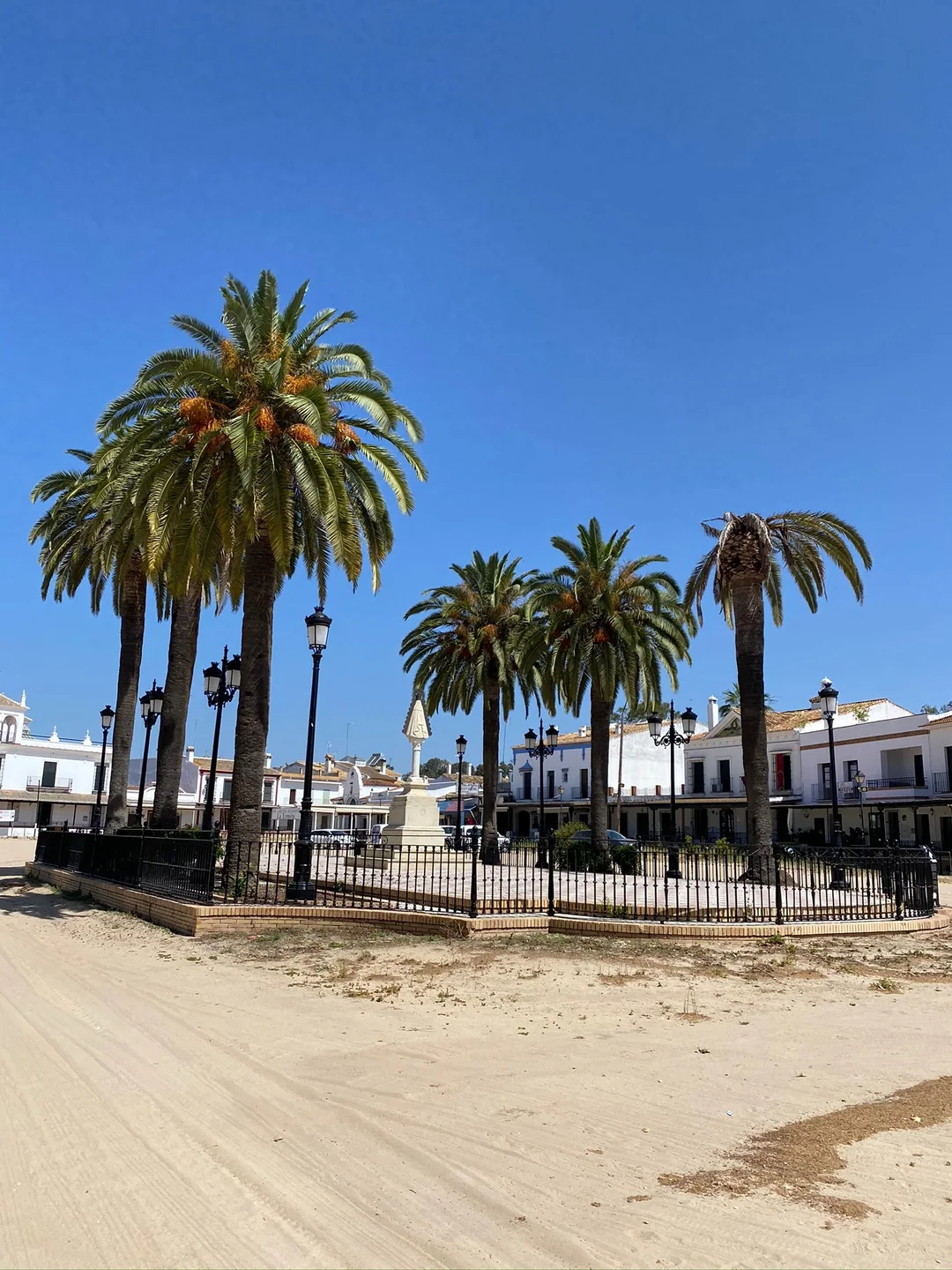 Cerramiento y valla perimetral de forja en la plazoleta de El Rocío