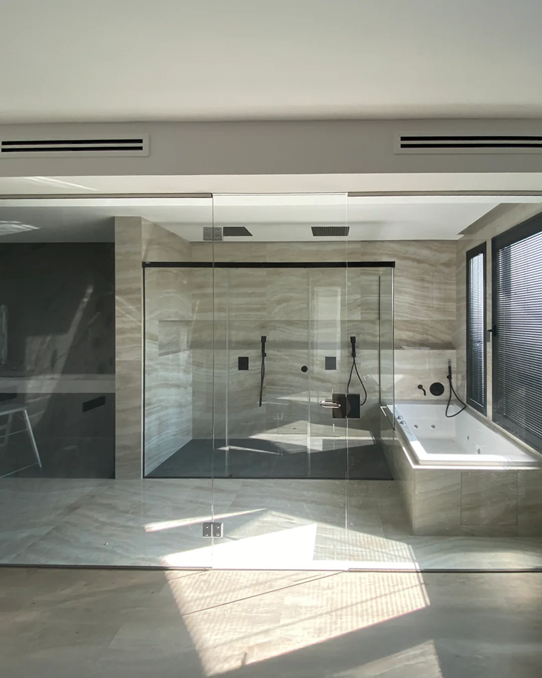Mampara de cristal templado integrada en el baño instalada en Sevilla