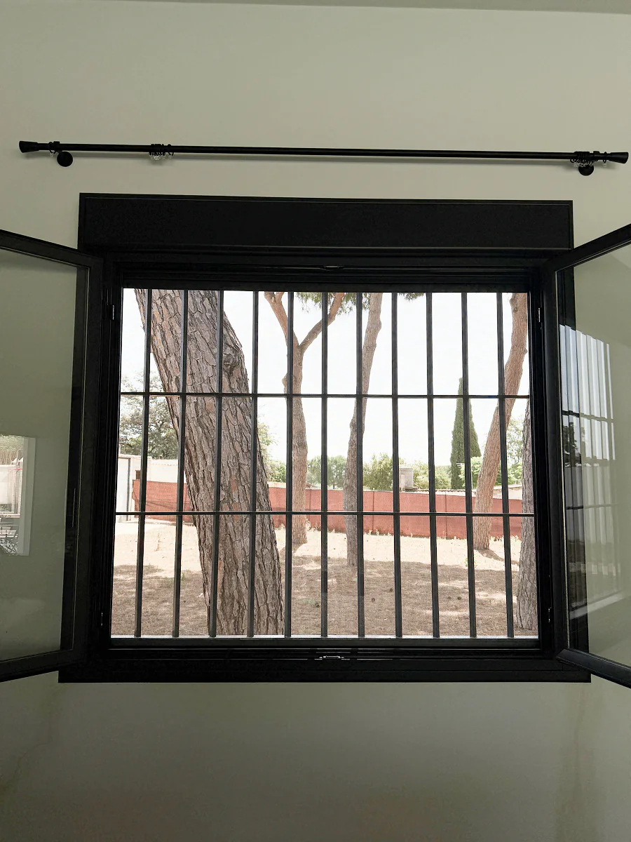 Mosquitera y persiana integrada a medida en ventana en Sevilla