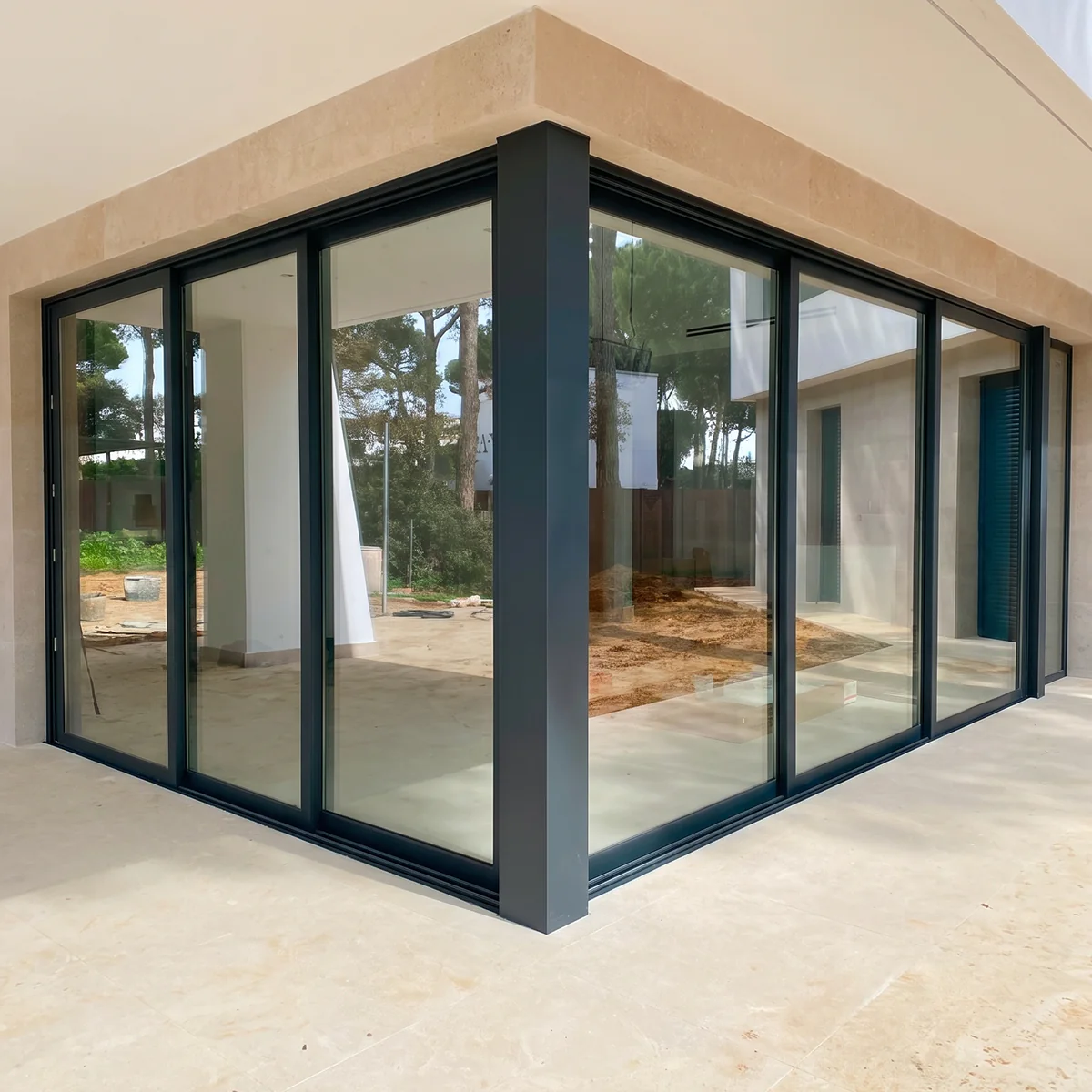 Cerramiento de cristal en esquina con perfiles de aluminio y aislamiento térmico para terraza en Sevilla