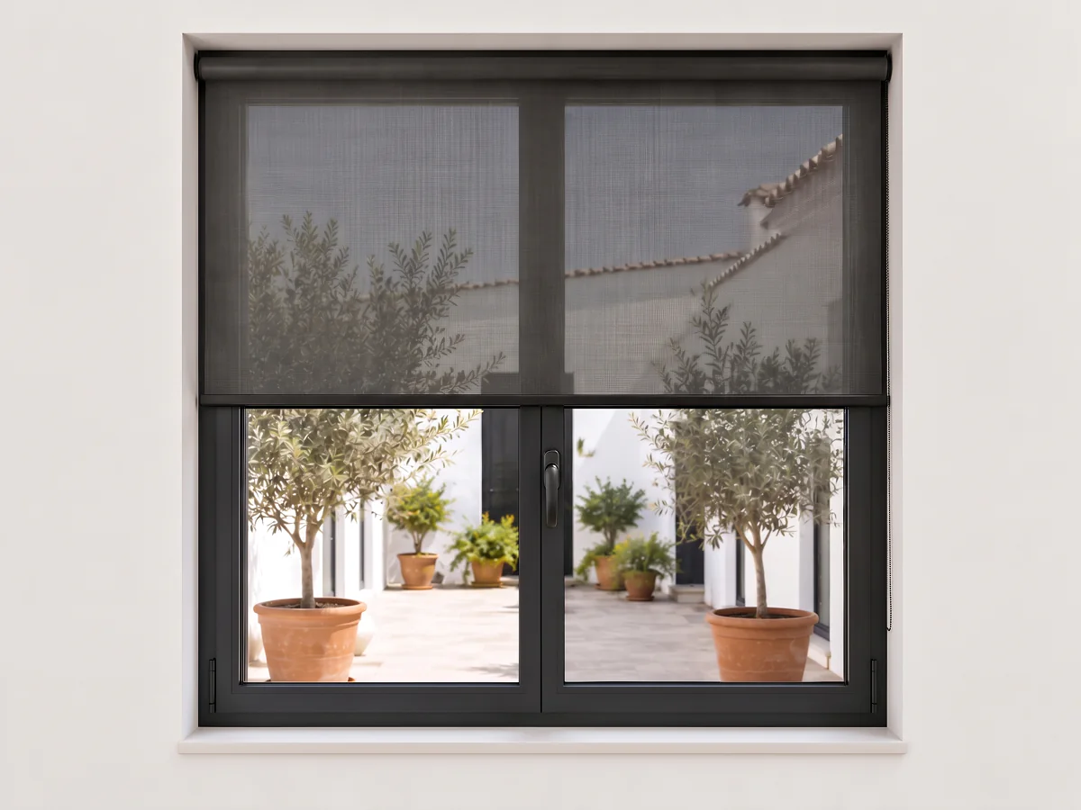 Estor técnico screen para control solar en ventana con vistas a patio en Sevilla