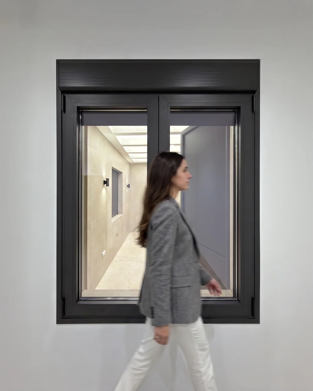 Ventana oscilobatiente negra instalada en una vivienda