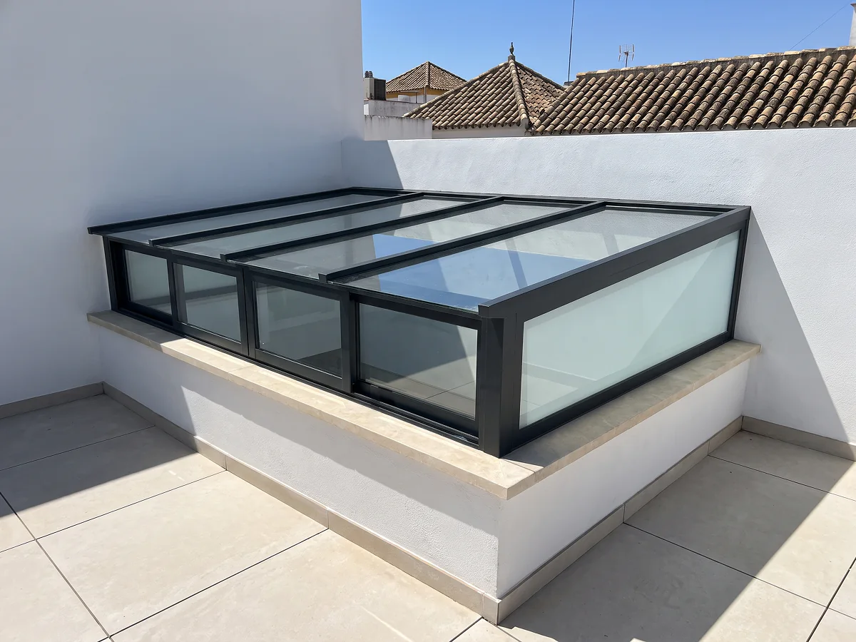 Cubierta de aluminio antracita y vidrio para patio interior en Sevilla