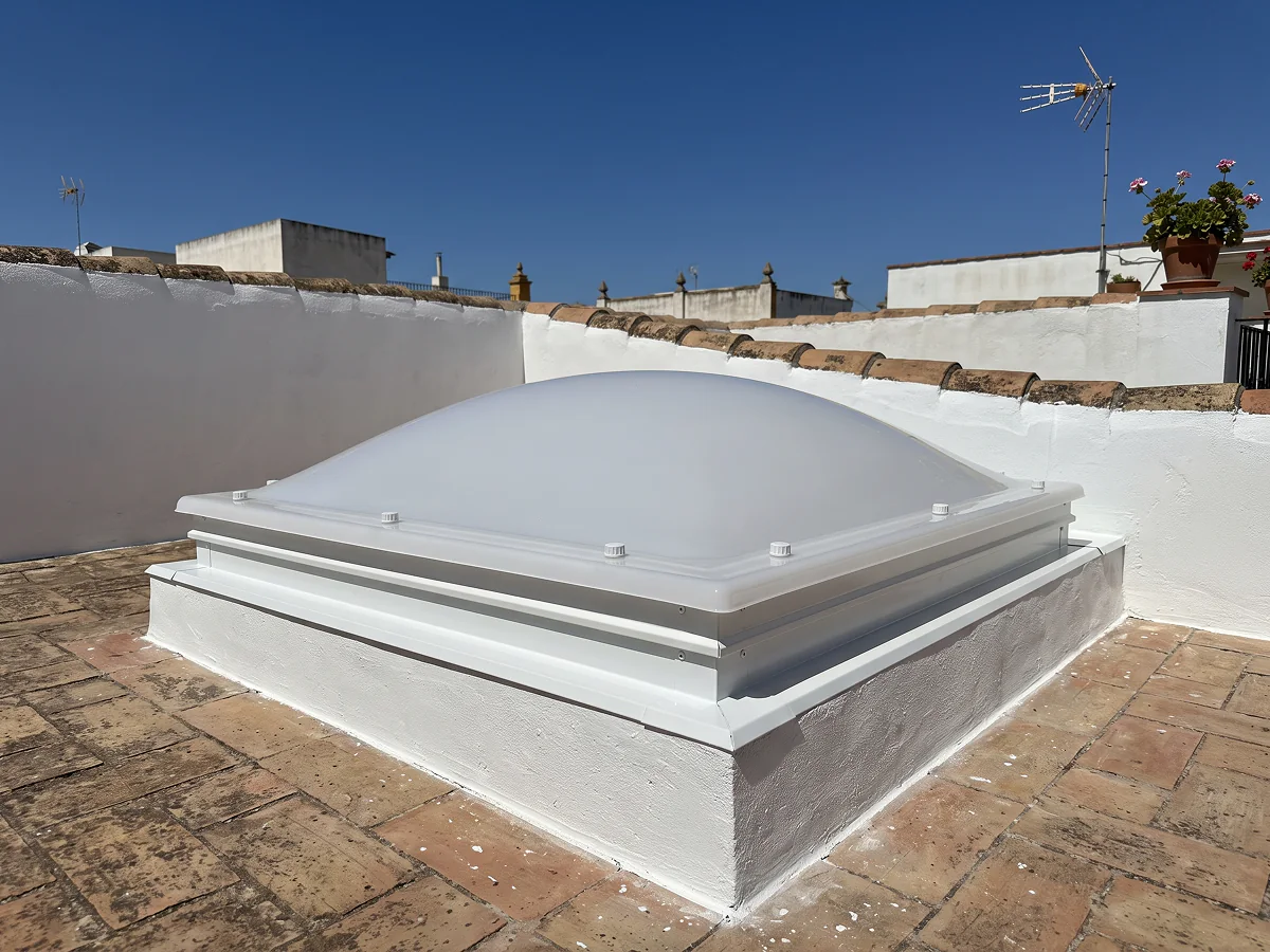 Claraboya y lucernario a medida para ventilación en cubierta en Sevilla