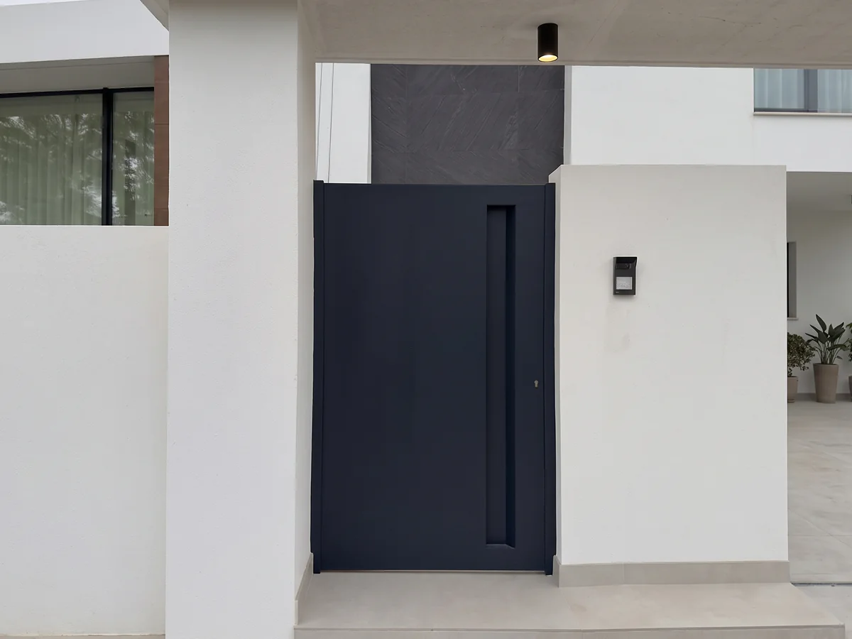 Puerta peatonal negra para jardín en Sevilla