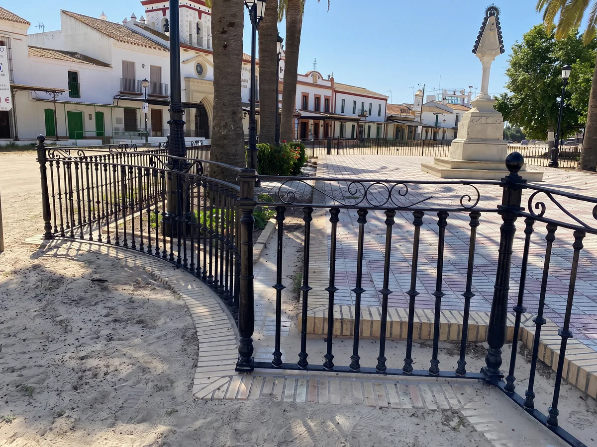 Valla de hierro perimetral a medida instalada en plaza de Sevilla