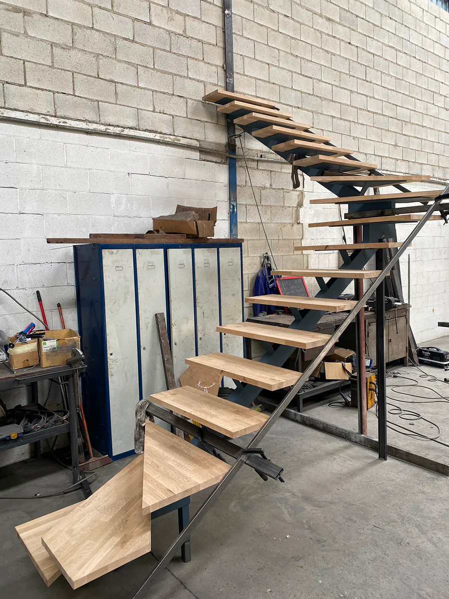 Claves para elegir la escalera de hierro según hueco y altura