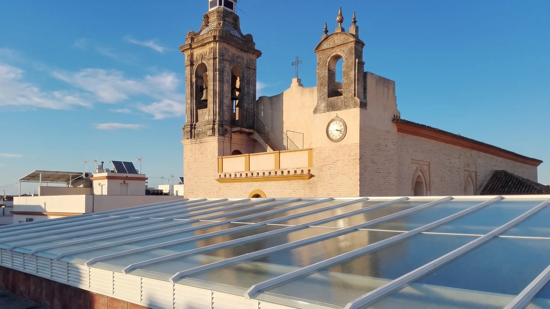 Montera de aluminio y vidrio sobre cubierta en Sevilla realizada por SALCOPLUS