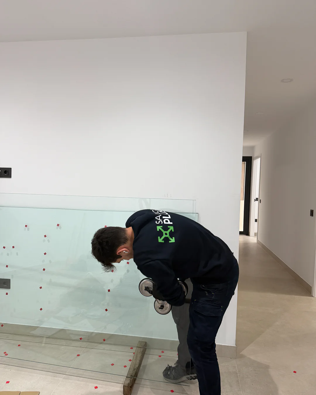 Profesionales del vidrio de SALCOPLUS manipulando panel de cristal templado
