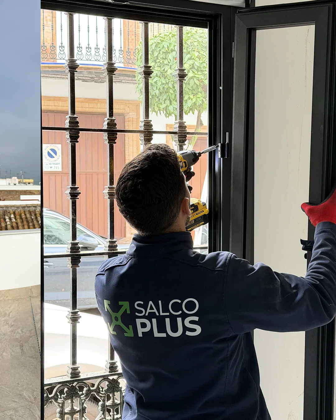 Técnico de SALCOPLUS comprobando medidas y nivelación en una vivienda