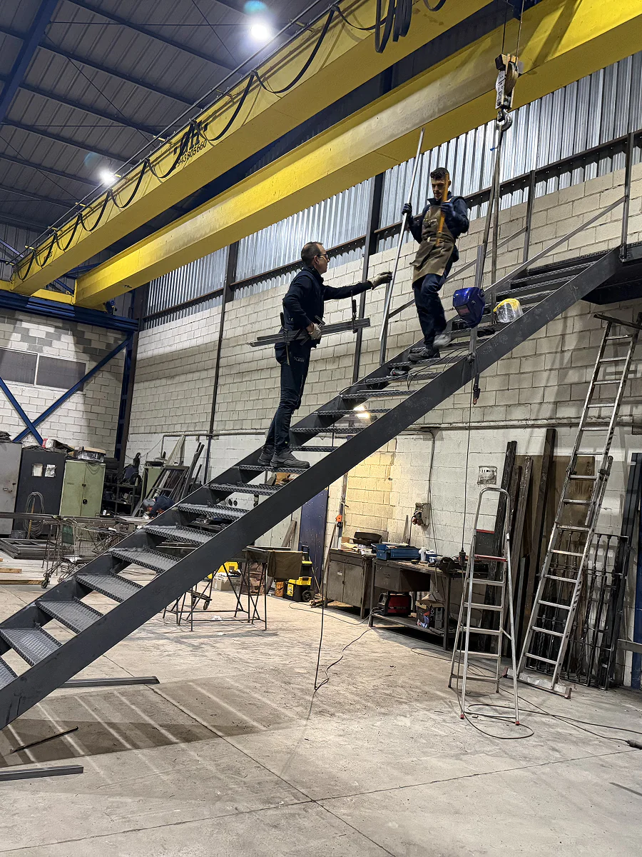 Estructura metálica de escalera en proceso de montaje en el taller de SALCOPLUS en La Puebla del Río