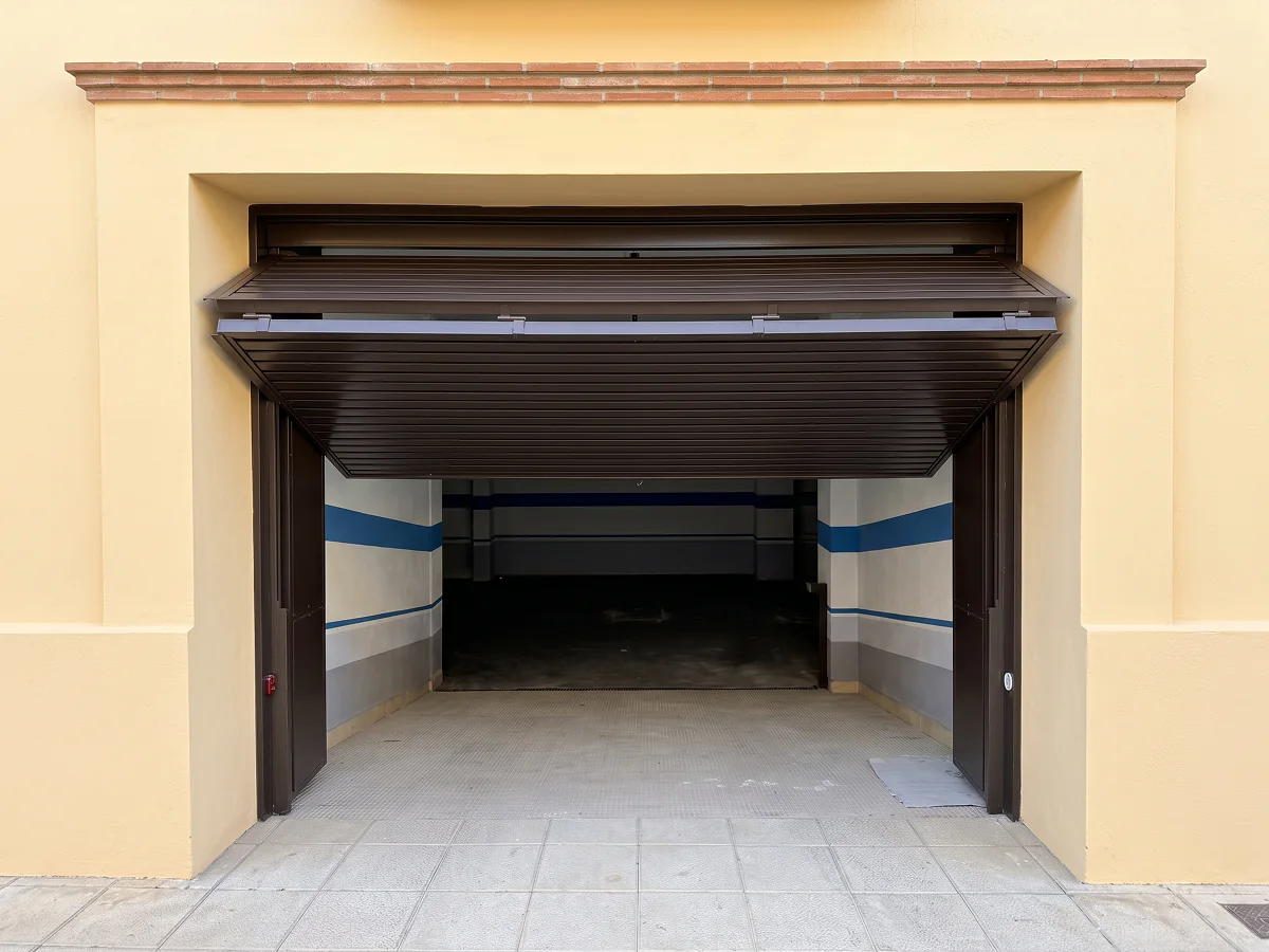 Puerta de garaje basculante instalada en Sevilla