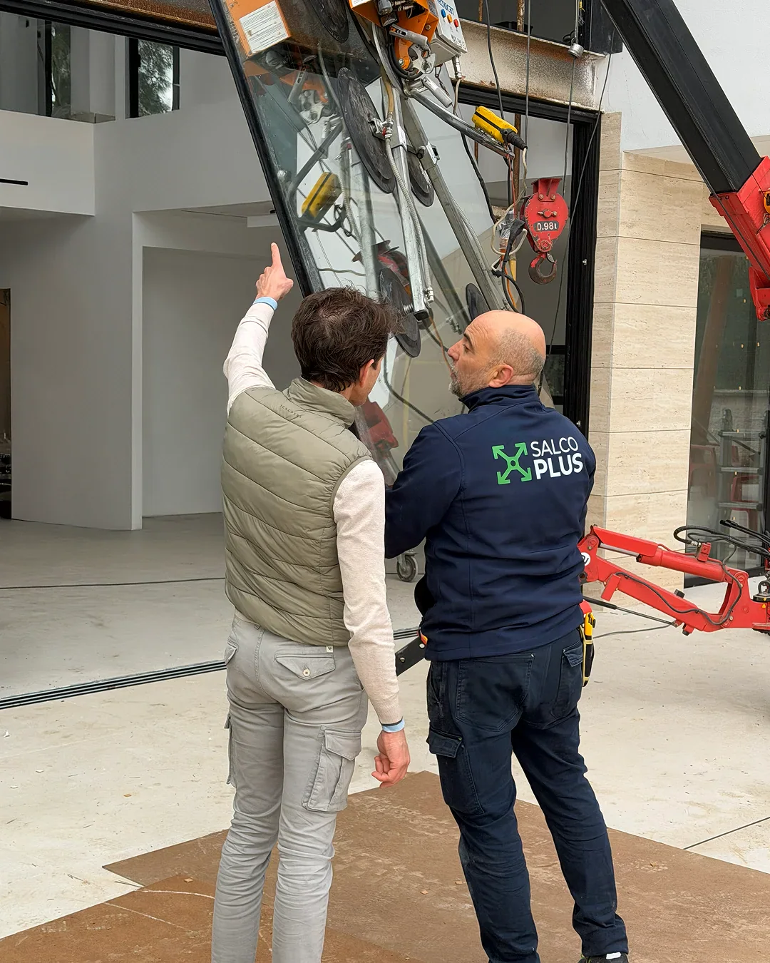 Equipo de SALCOPLUS realizando un ajuste final en una puerta