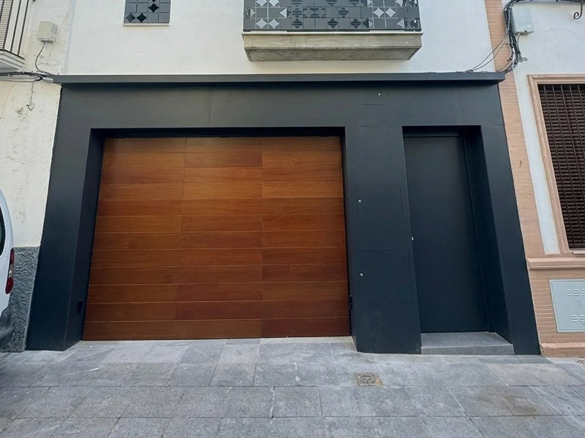 Puerta automática de garaje a medida en Sevilla