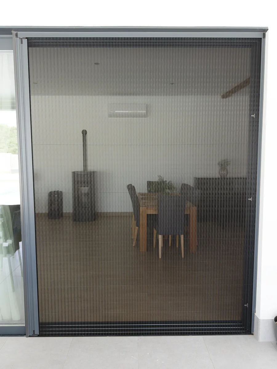 Mosquitera plisada para salida fácil a terraza instalada en Sevilla