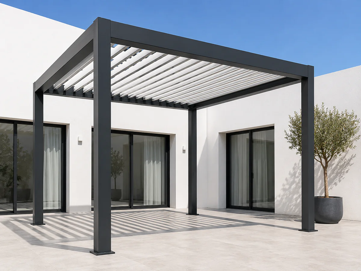 Pérgola bioclimática de aluminio con lamas orientables instalada por SALCOPLUS en Sevilla