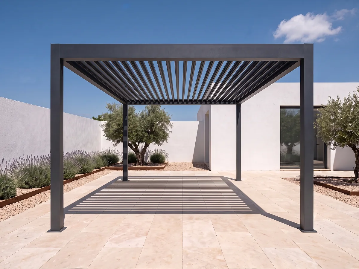Pérgola bioclimática independiente autoportante de cuatro postes en patio con olivos en Sevilla