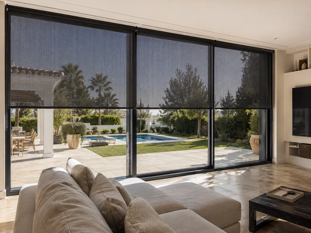 Estor técnico screen de control solar para ventana en Sevilla