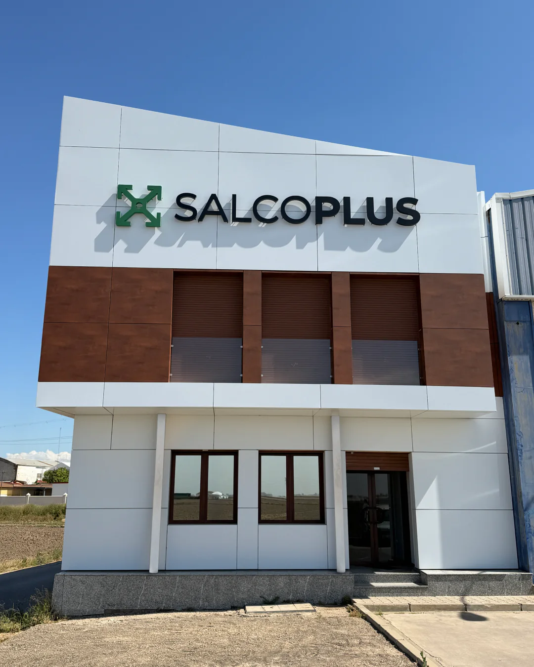 Fachada actual de la sede de Salcoplus tras la transformación