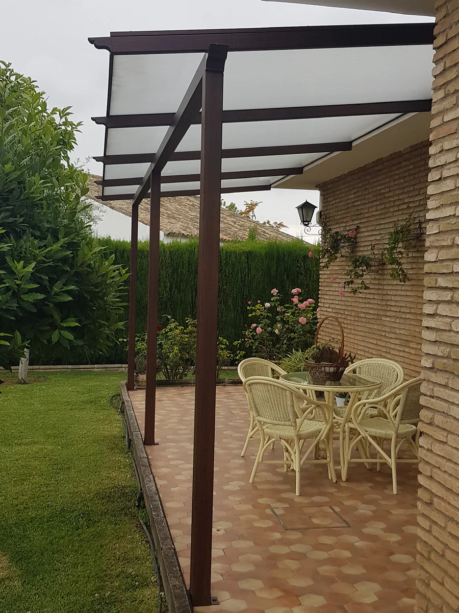 Estructura de cubierta ligera para terraza y jardín en vivienda unifamiliar