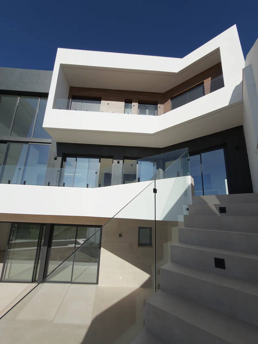 Barandillas de vidrio laminado en vivienda unifamiliar moderna con escalera exterior