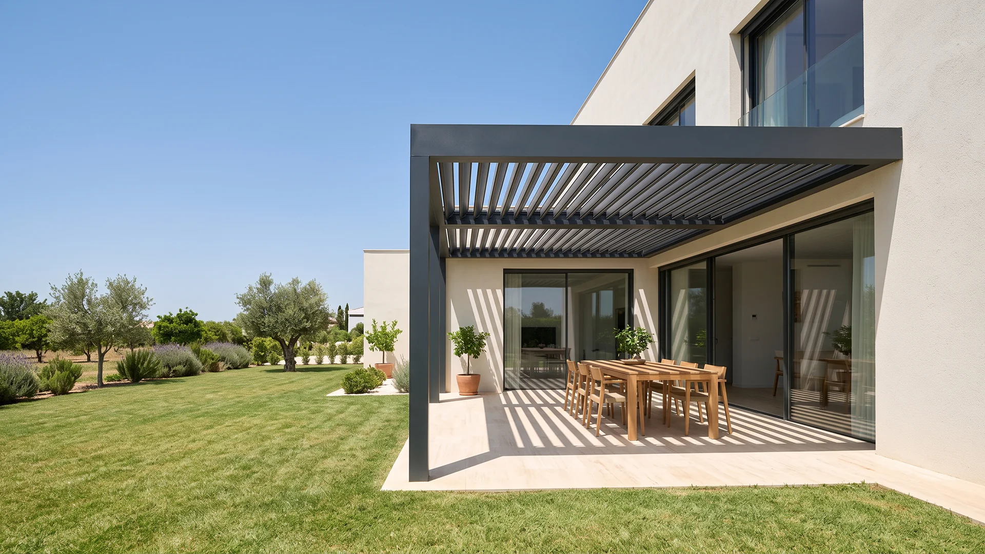 Pérgola bioclimática de aluminio con lamas orientables instalada por SALCOPLUS en Sevilla