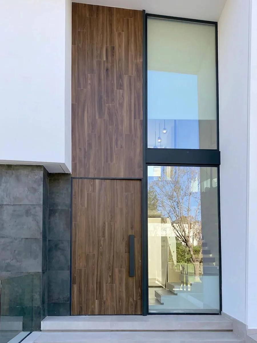 Puerta de entrada contemporánea a medida en Sevilla