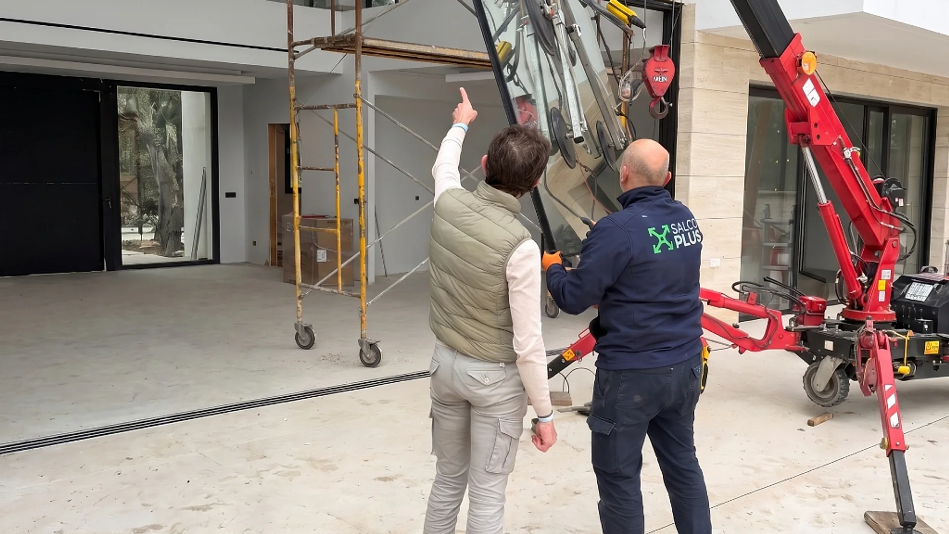 Equipo de SALCOPLUS y cliente supervisando la instalación de un ventanal de gran formato en obra