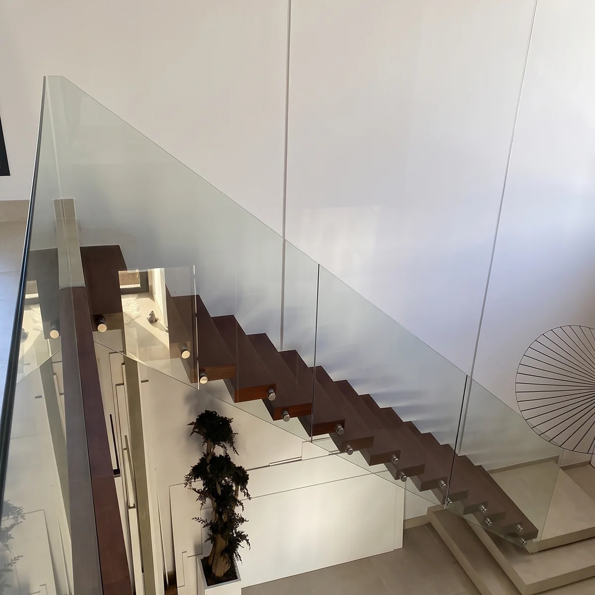 Barandilla de vidrio laminado en escalera volada instalada por SALCOPLUS en Sevilla