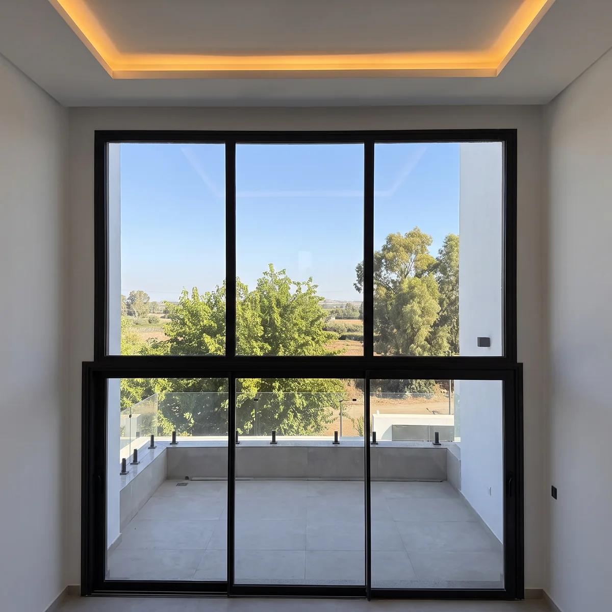Ventanales de cerramiento de terraza que maximizan la luz natural y las vistas despejadas en Sevilla