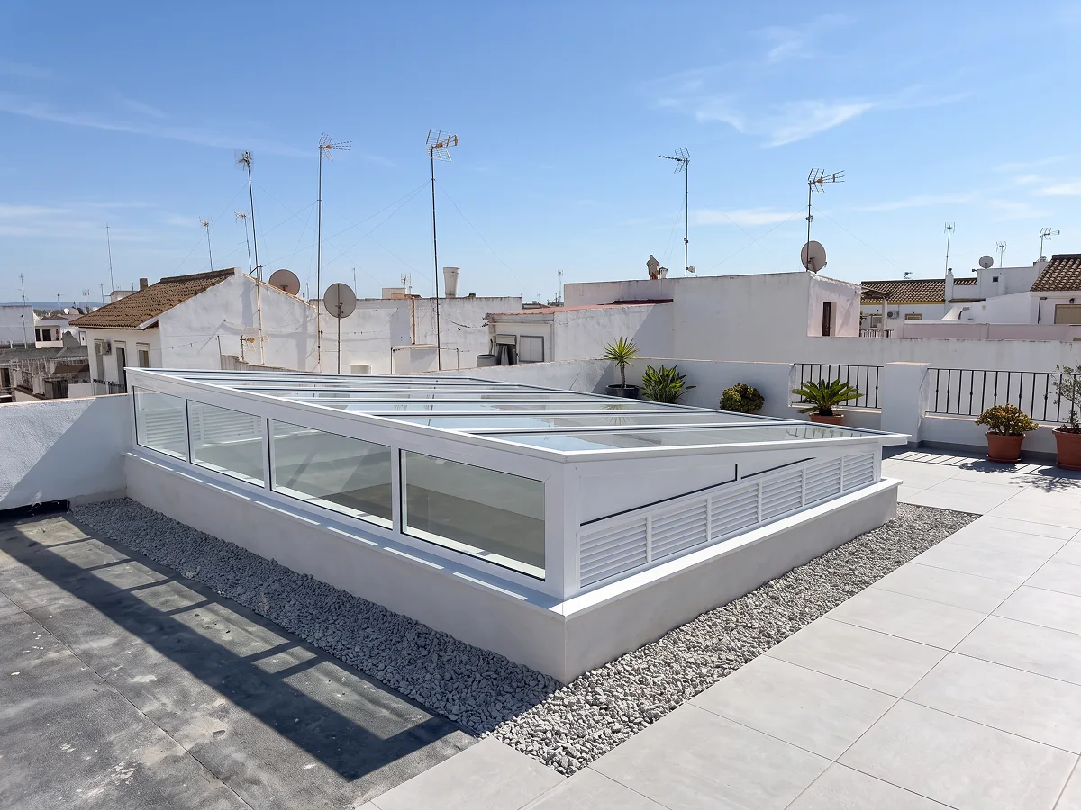 Montera fija de aluminio y vidrio sobre un patio en Sevilla