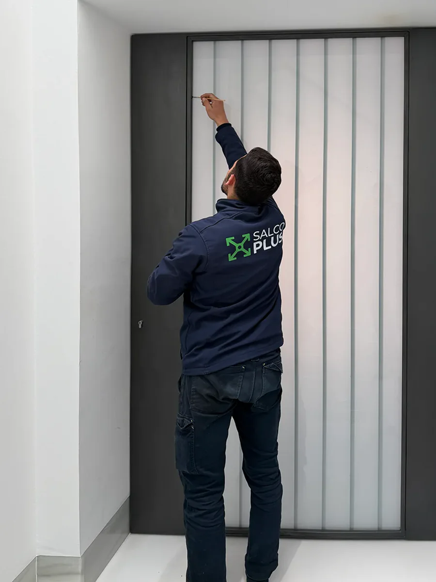 Puerta de entrada a medida en vivienda de Sevilla
