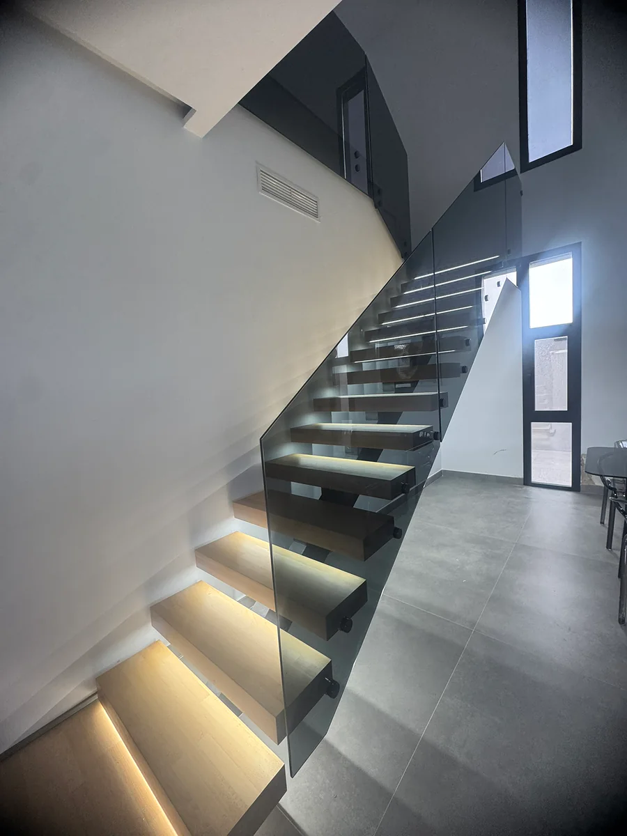 Escalera moderna con iluminación LED integrada en los peldaños