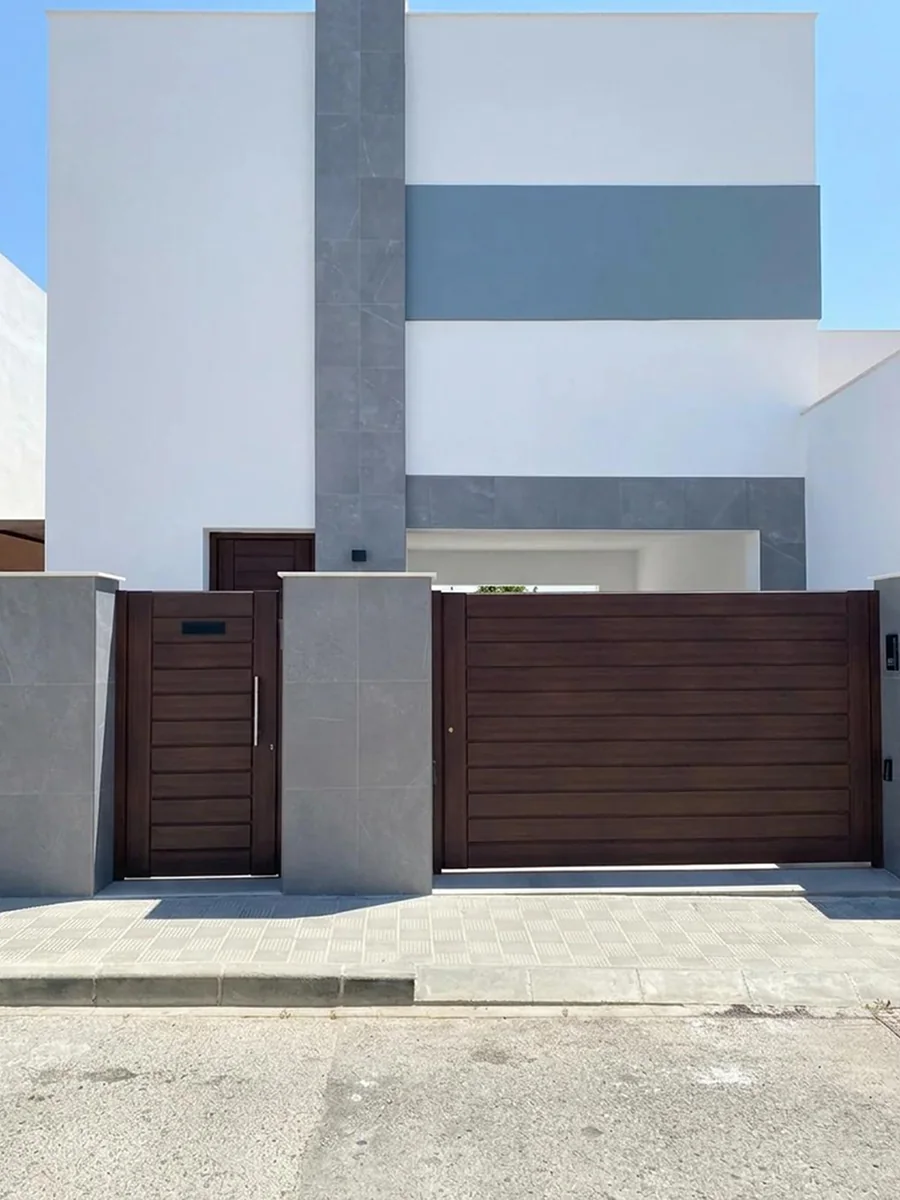 Puerta de entrada de aluminio a medida instalada en Sevilla