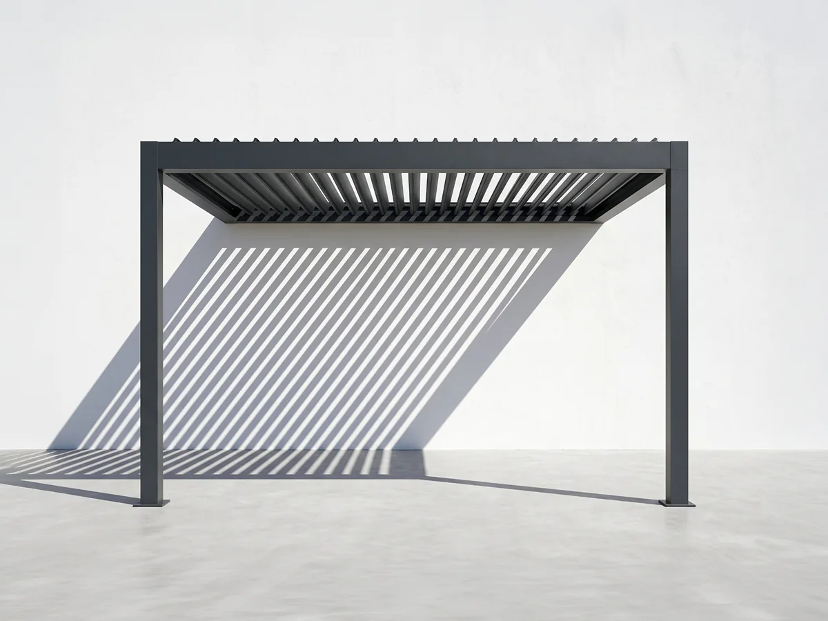 Pérgola bioclimática adosada a pared con lamas orientables en Sevilla