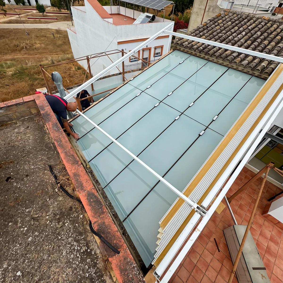 Montera de vidrio con lámina de control solar y protección térmica en Sevilla