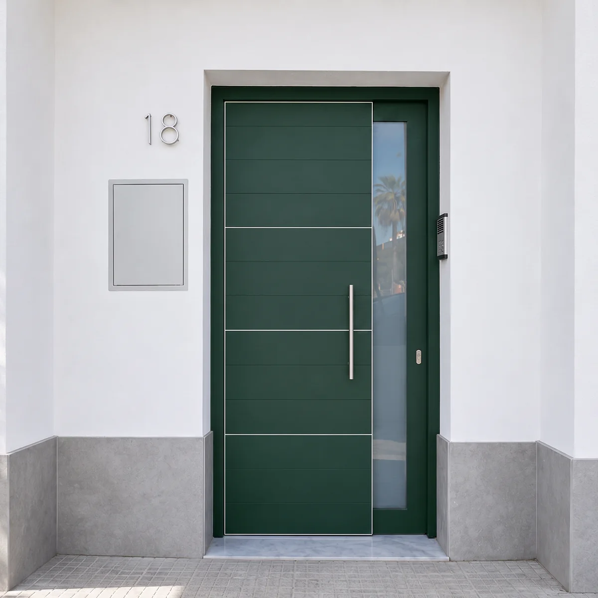 Puerta de entrada de aluminio con cierre de seguridad a medida en Sevilla