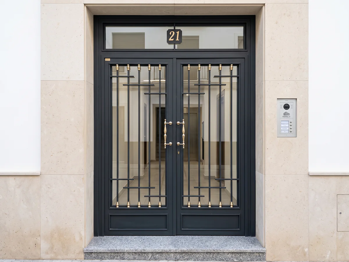 Puerta de portal con rejas para comunidad en Sevilla