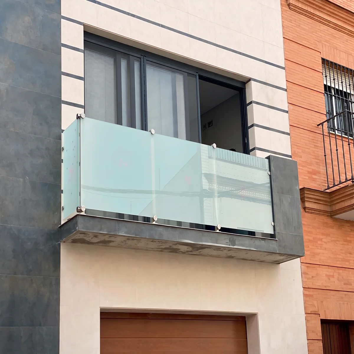Barandilla de acero inoxidable resistente a intemperie en terraza exterior