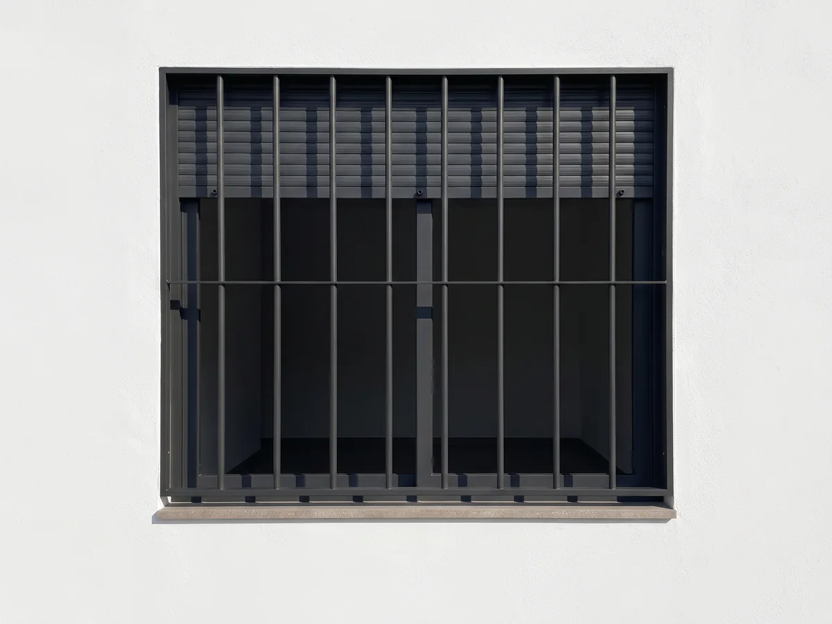 Rejas de hierro fijas y abatibles para ventanas a medida en Sevilla