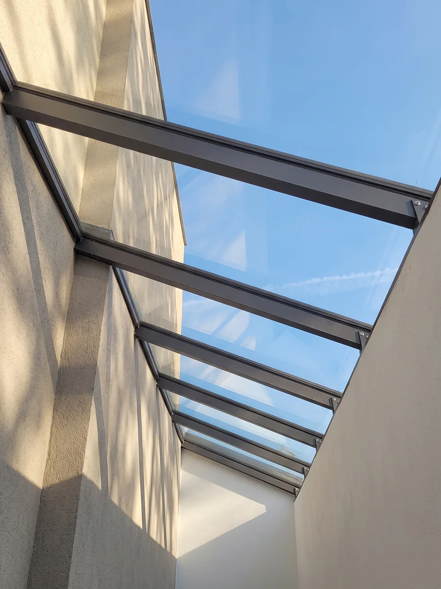 Montera a un agua de aluminio y vidrio sobre patio interior
