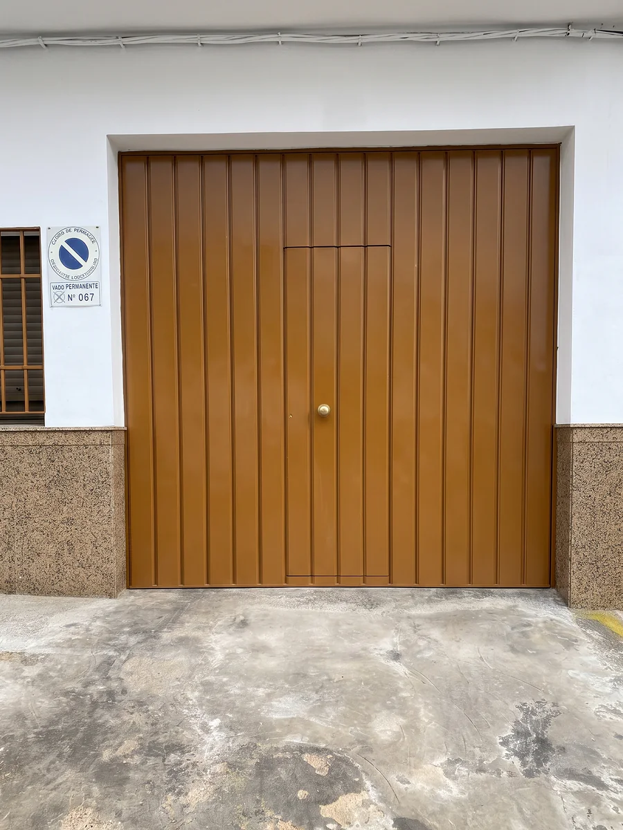 Puerta de garaje con cancela peatonal integrada en Sevilla