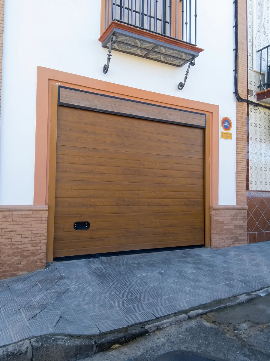 Puerta de garaje automática acabado imitación madera en Sevilla