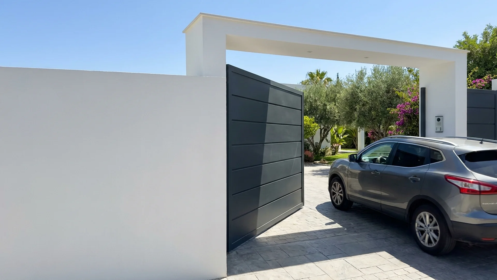 Puerta de garaje automática a medida en vivienda de Sevilla