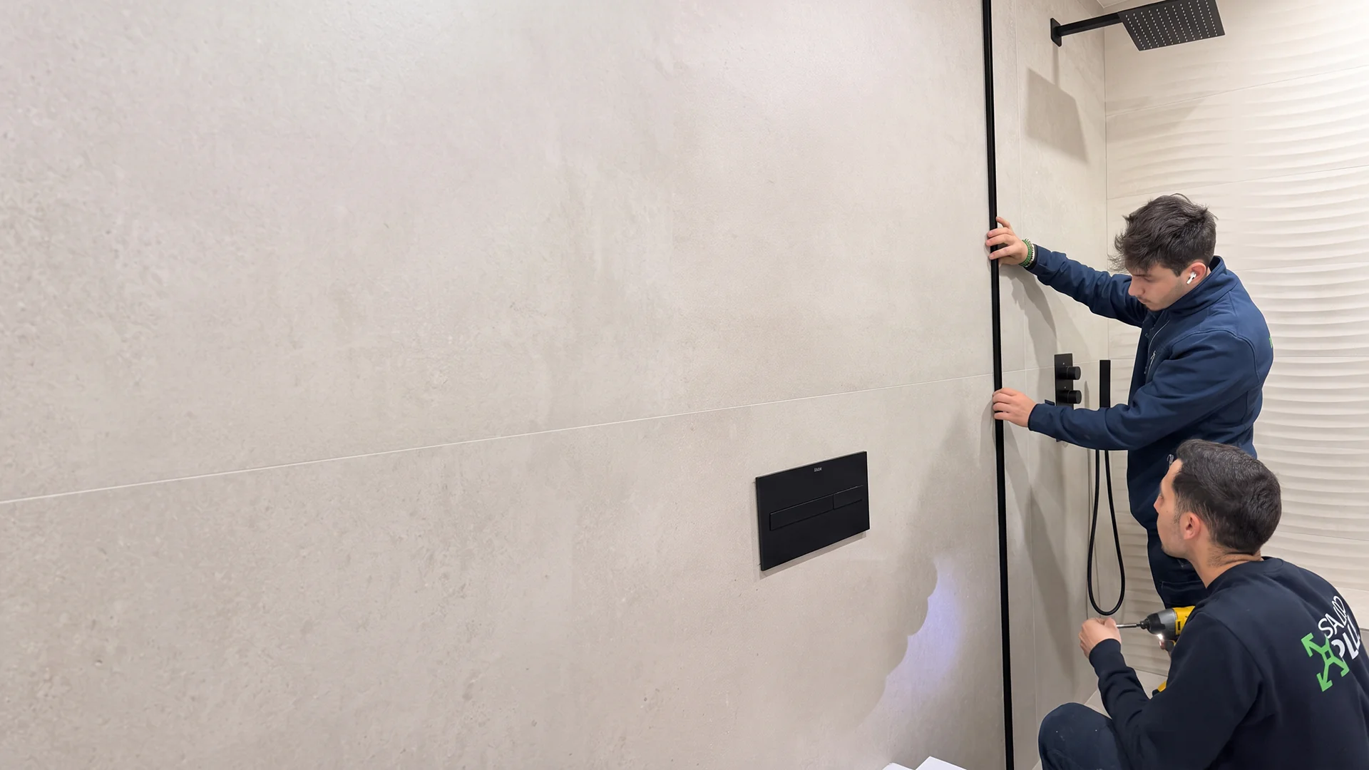 Equipo de SALCOPLUS instalando una mampara de ducha de cristal templado a medida en Sevilla