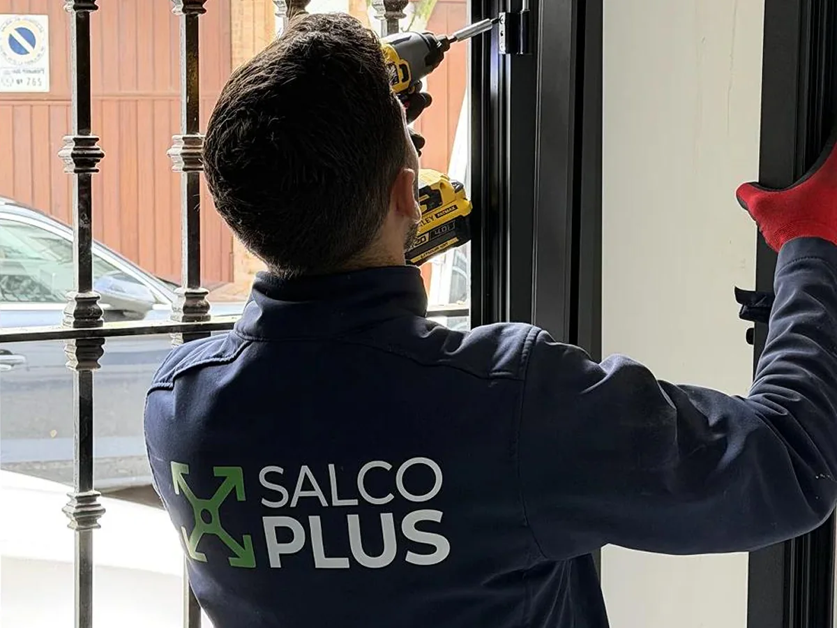 Instalador del equipo SALCOPLUS ajustando mosquitera a medida en Sevilla