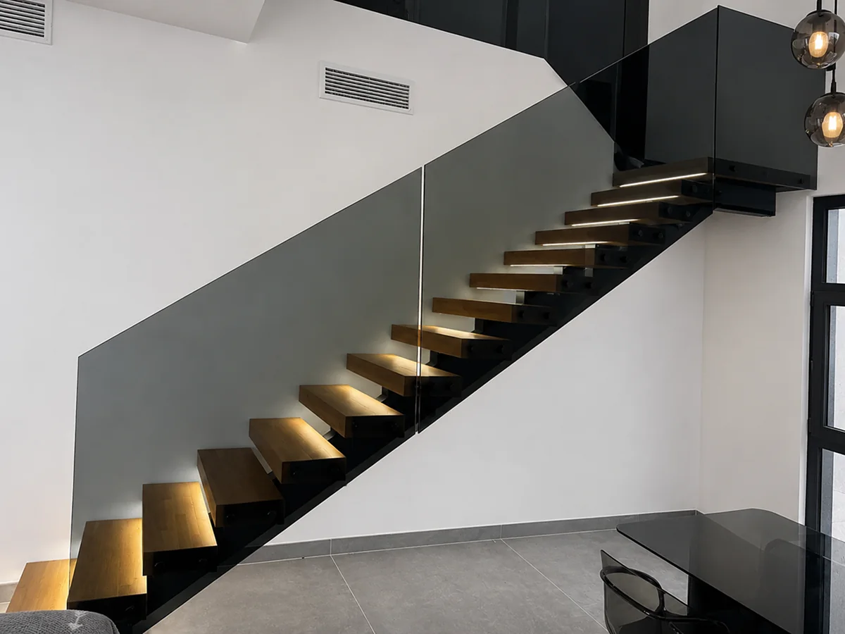 Escalera recta de hierro y madera con iluminación LED integrada y barandilla de vidrio en Sevilla · Madera no incluida