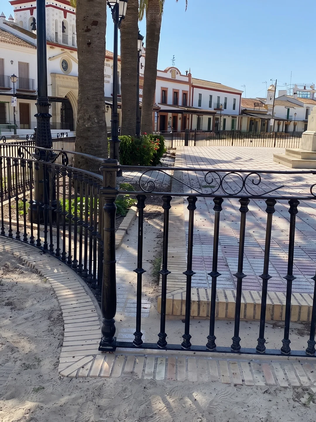 Valla típica andaluza de forja tradicional con barrotes macollados en plaza histórica