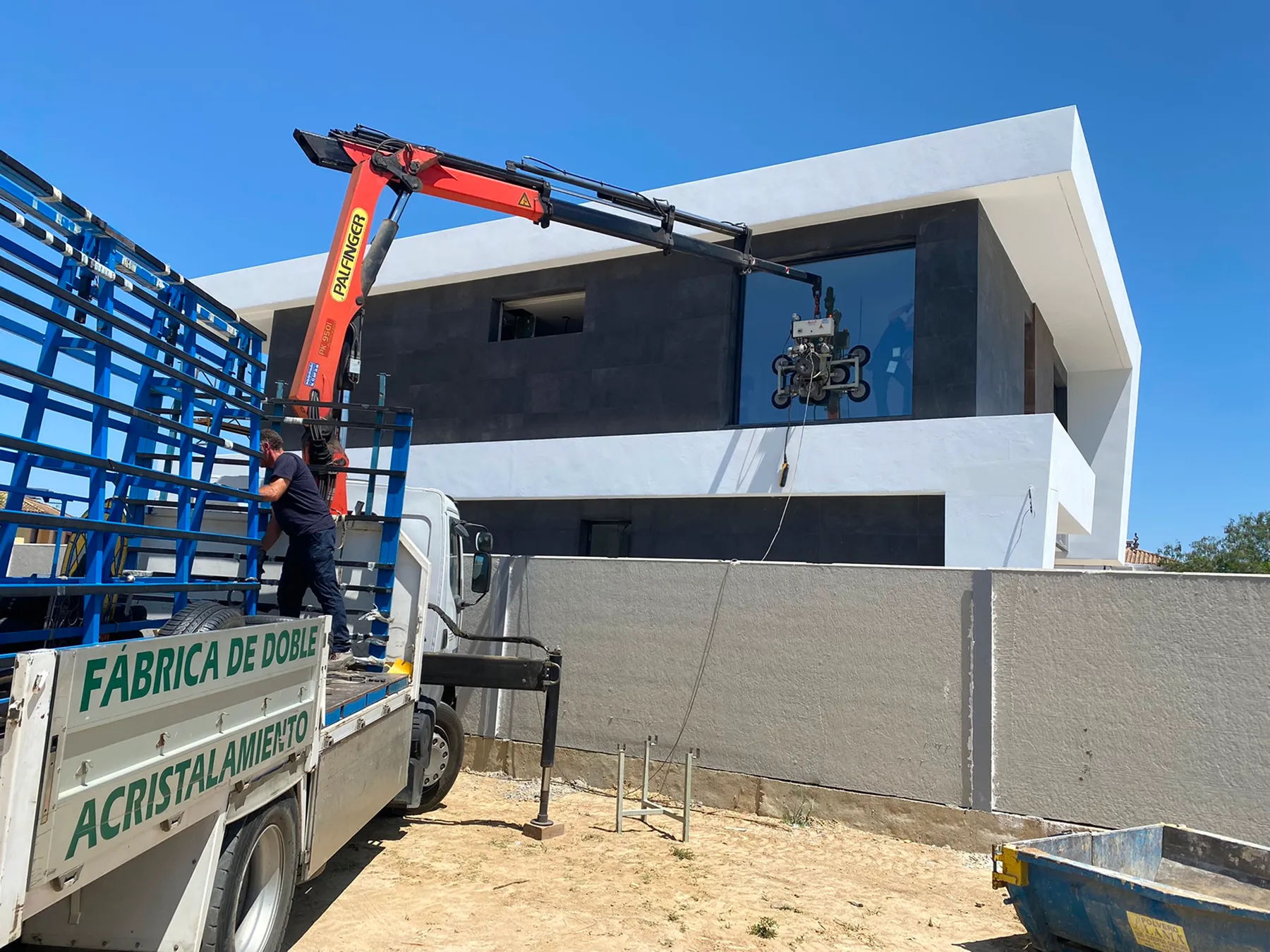 Corredera de aluminio de gran formato instalada por SALCOPLUS en una vivienda de Sevilla